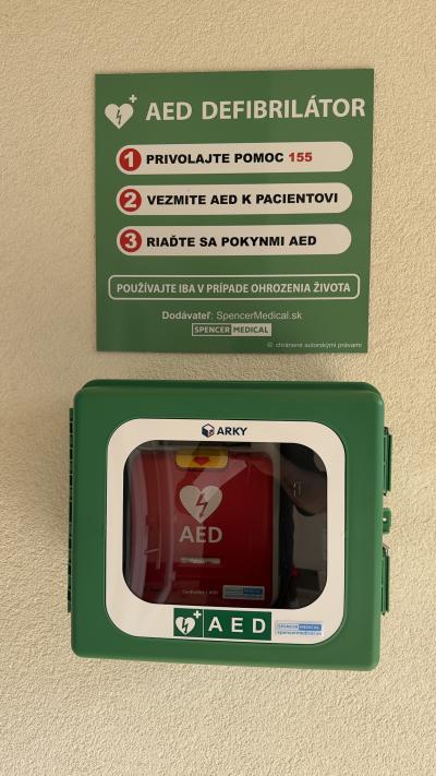Defibrilátor (AED) pred kultúrnym domom v Borovciach